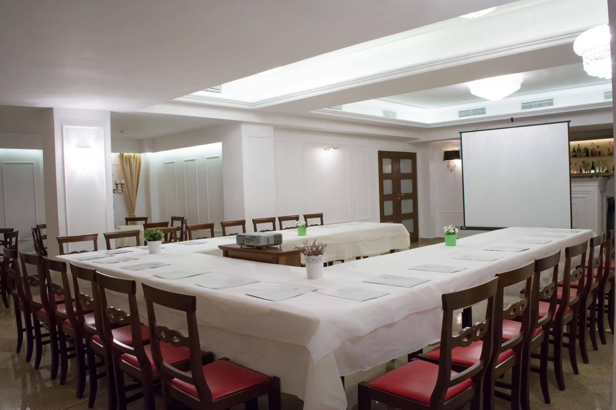 Dbh Bucharest Hotel Buitenkant foto